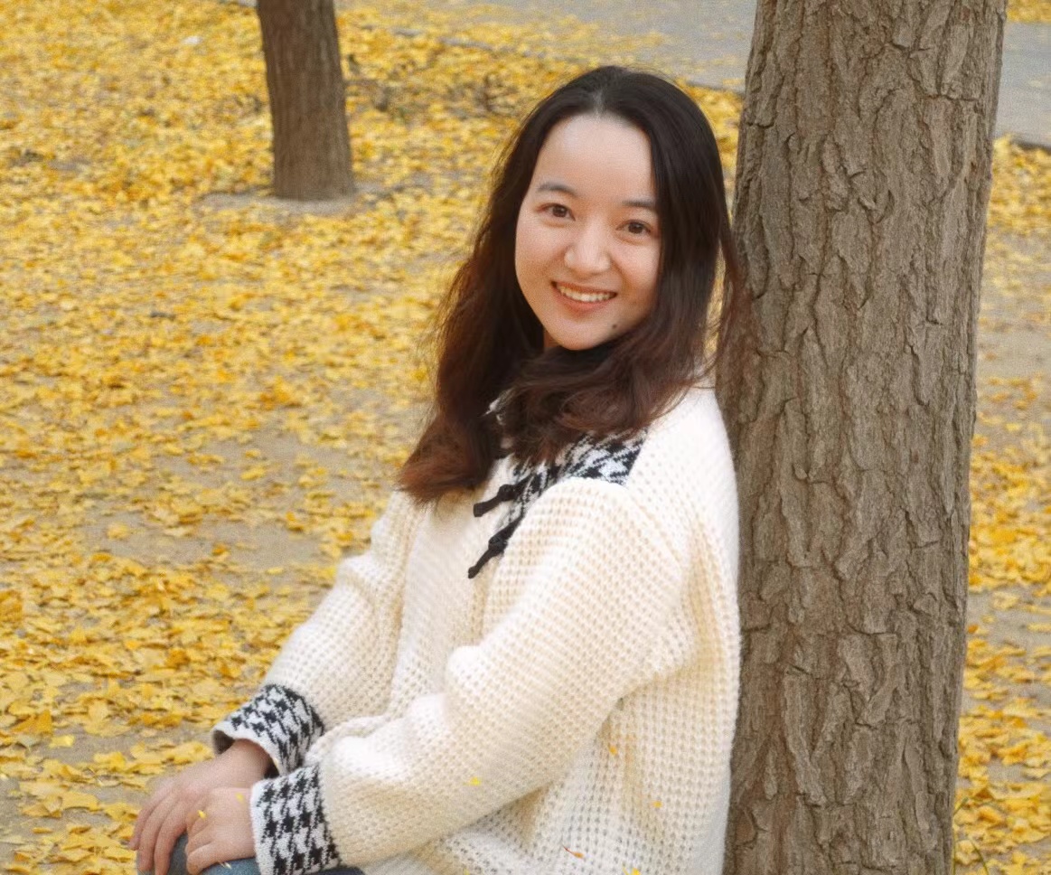 刘港平在银杏树下